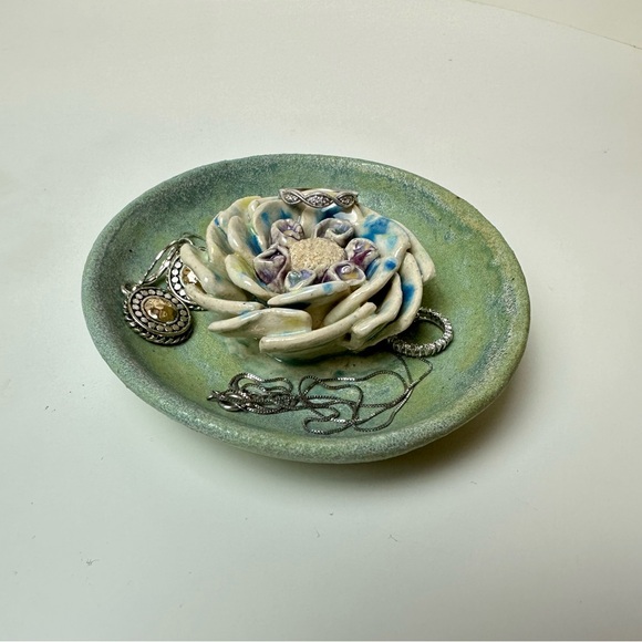 Handmade sculpted flower stoneware mini dish - Picture 3 of 6